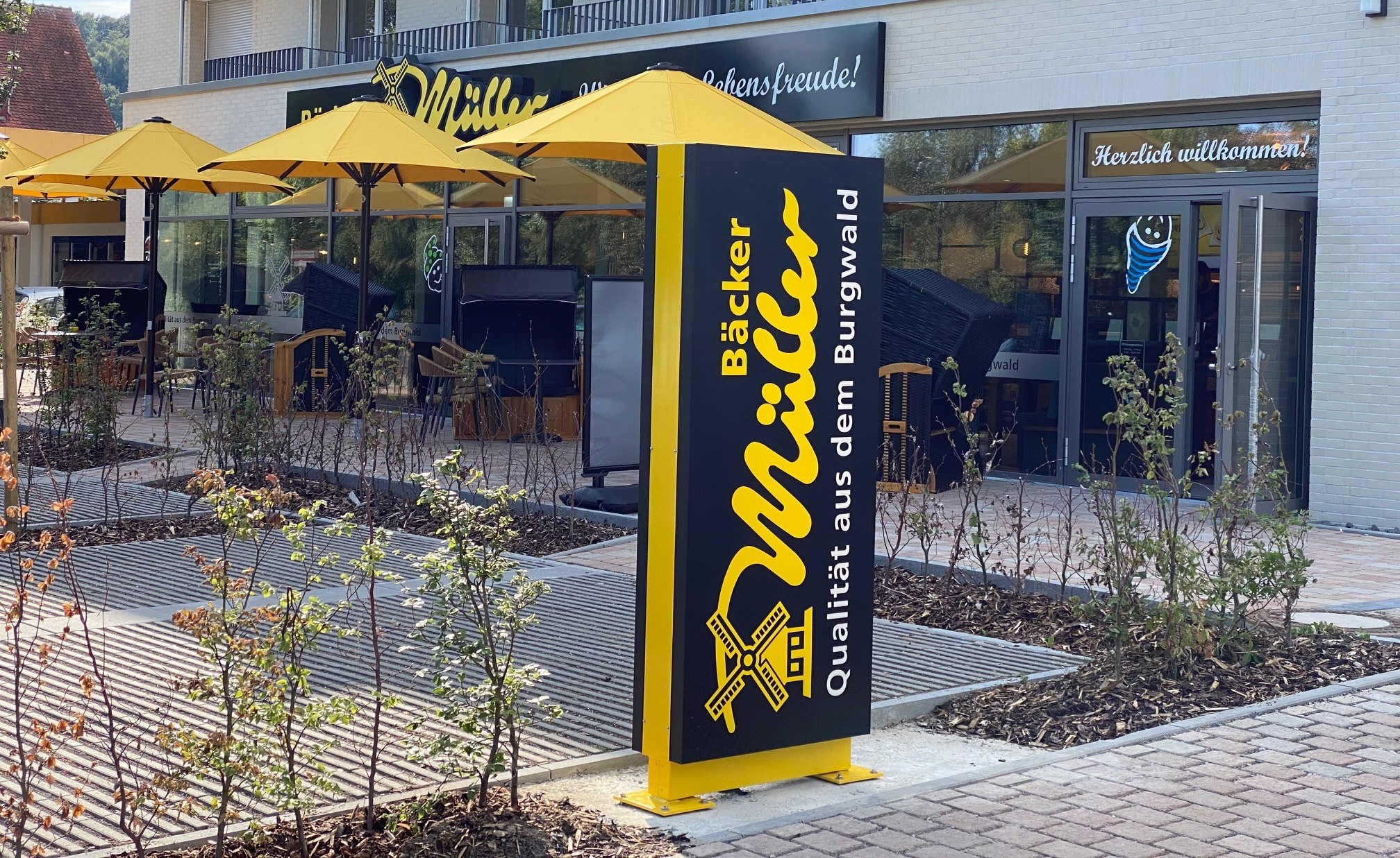 Bäcker Müller Standort-Typ: Café. Eine Bäckerei-Filiale im EG einer Mehrparteienhauses.