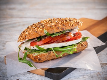 Bäcker Müller Produkte Snacks: Hirtensnack auf Kornweckli