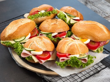 Bäcker Müller Produkte Snacks: Auswahl an belegten Brötchen