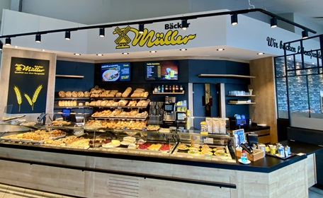 Bäcker Müller Standort-Typ: Vorkassen-Zone. Ansicht der Verkaufstheke.
