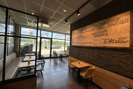 Bäcker Müller, Filiale in Neuental, Am Kronberg, Eingangsbereich mit Tischen und Stühlen
