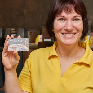 Bäcker Müller, eine Knusperkarte in der rechte Hand von der Verkäuferin