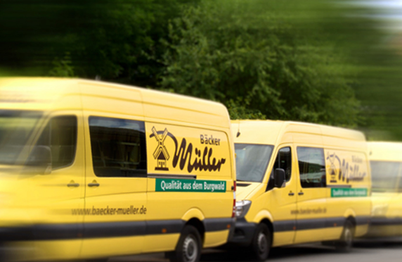 Bäcker Müller Transporter-Wagen mit dem Bäcker-Müller Logo und mit dem Schriftzug "Qualität aus dem Burgwald"