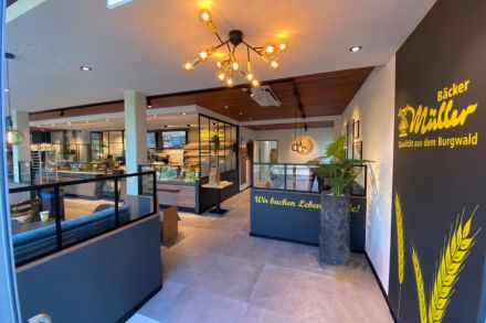 Bäcker Müller, Filiale in Marburg, Giesselberger Straße, Eingangsbereich mit Verkaufstheke