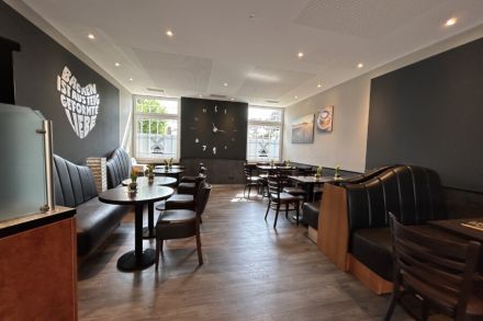 Bäcker Müller, Filiale in Stadtallendorf, Niederkleiner Straße, Cafe-Bereich mit Sitzbänken, Tischen und Stühlen